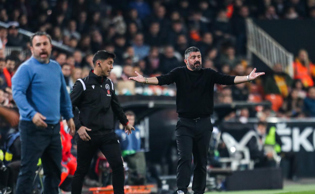 Gennaro Gattuso pide explicaciones desde la banda de Mestalla en el choque frente al Cádiz. 