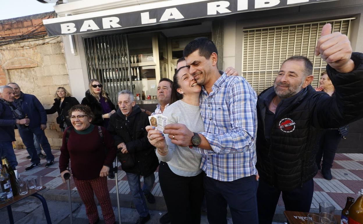 Celebración en Tavernes del tercer premio del sorteo del Niño.