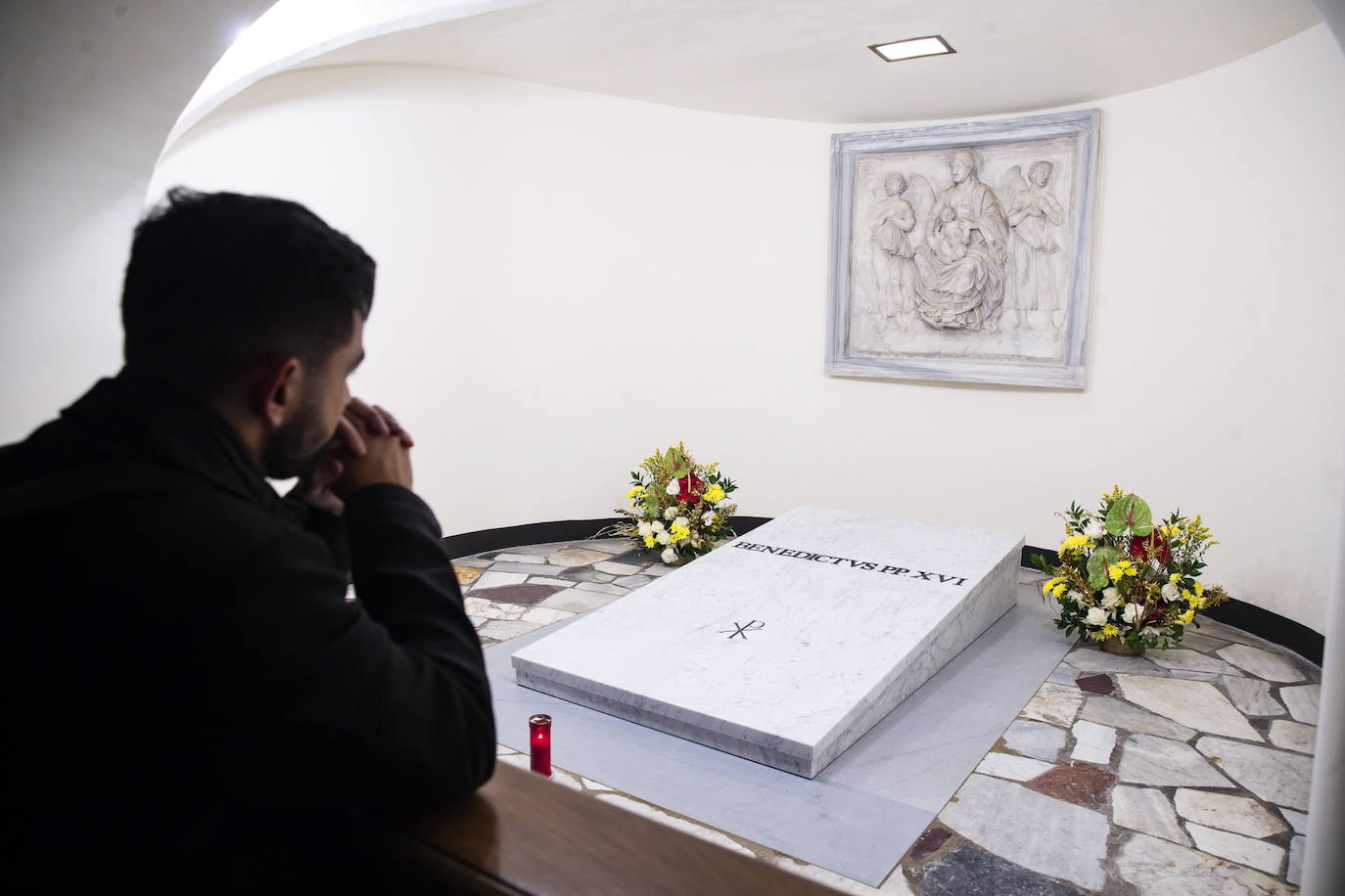 Tal y como estaba previsto, después de las obras efectuadas para la introducción en la cripta del ataúd, las puertas de este área situada en los sótanos de la basílica de San Pedro han reabierto de nuevo a los turistas y los fieles. Los restos mortales de Benedicto XVI, que reposan en un ataúd triple, el primero elaborado con madera de ciprés, el segundo de zinc y el tercero de roble, junto con algunos objetos personales, como las medallas acuñadas durante su pontificado o un pergamino con los hechos más destacados de su vida como la lucha contra los abusos sexuales, fueron trasladados este jueves hasta las grutas vaticanas después de su funeral oficiado por el Papa Francisco en la plaza de San Pedro del Vaticano.