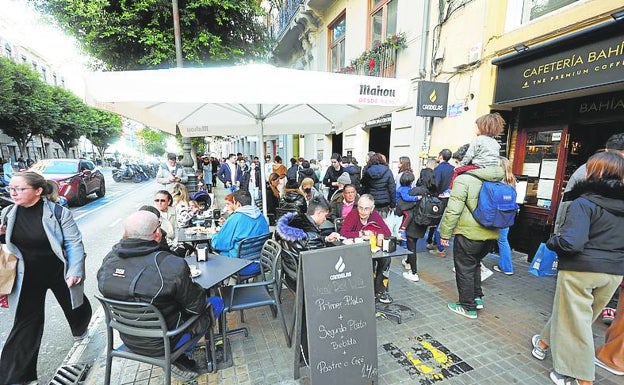 Imagen principal - Tráfico en Colón, Valencia | Colón, para todos menos para los peatones