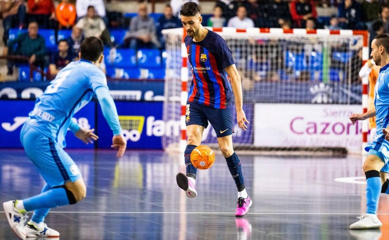 André Coelho controla el balón durante el partido de ayer en el Palau d'Esports de Alzira.