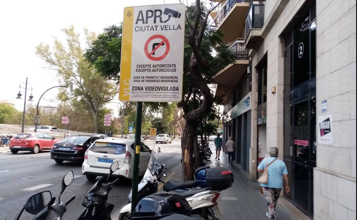 Placa en la calle Conde Trenor que anuncia una calle restringida al tráfico en las cercanías. 