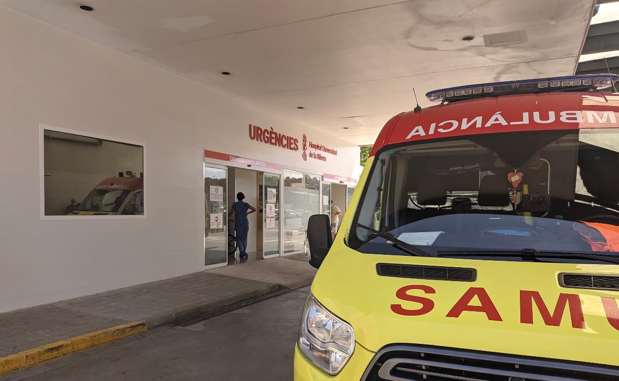 La mujer herido ha sido trasladada al Hospital de la Ribera. 