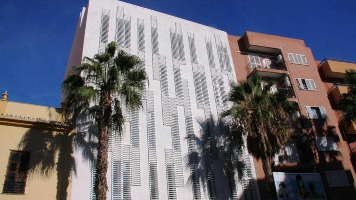 La fachada del edificio de la Casa de la Dona. 