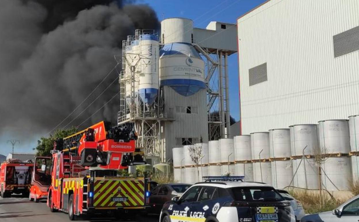 Bomberos y Policía Local de Sagunto ya trabajan en la zona. 