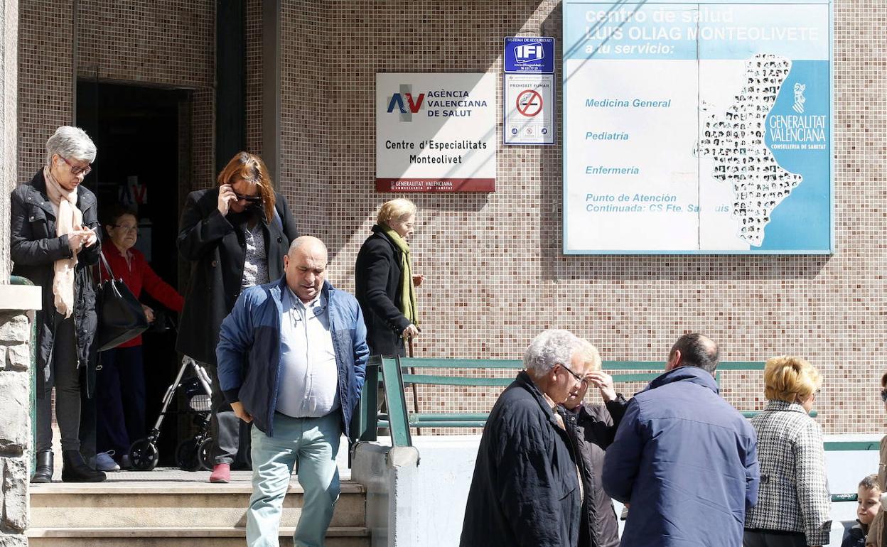 Pacientes en un centro de especialidades valenciano.