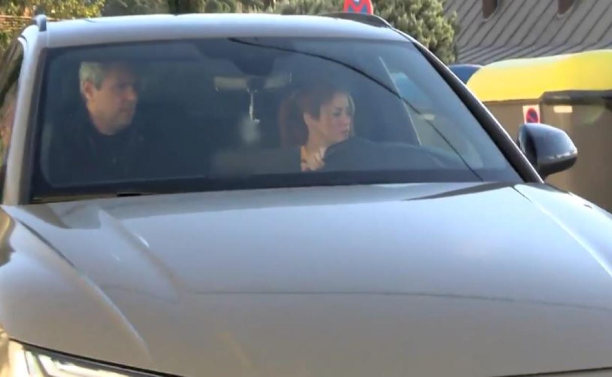 Shakira, en su coche. 