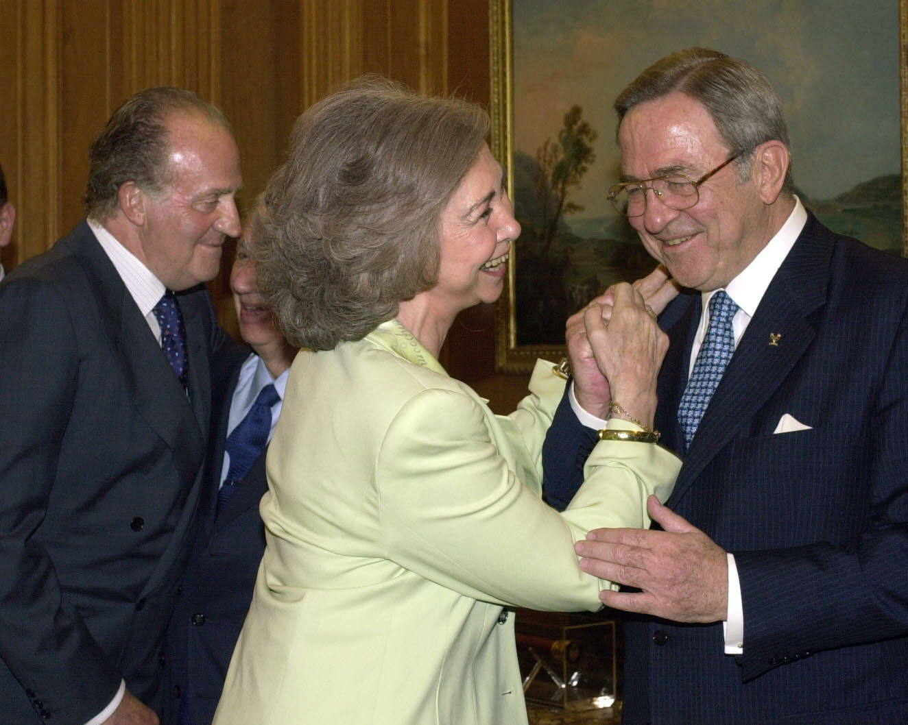 El Rey Constantino de Grecia, miembro del Comité Olímpico Internacional (COI), saluda a su hermana la Reina Sofía, en presencia del Rey Juan Carlos