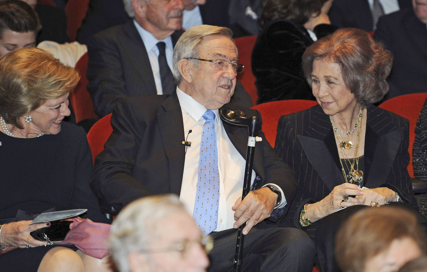 La reina Sofía conversa con su hermano Constantino en la Biblioteca de Yenadio, en Atenas, donde asisten a la proyección de un documental sobre la vida del rey Pablo I