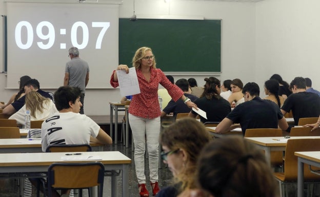 El Consell relaja los requisitos para conseguir una beca universitaria