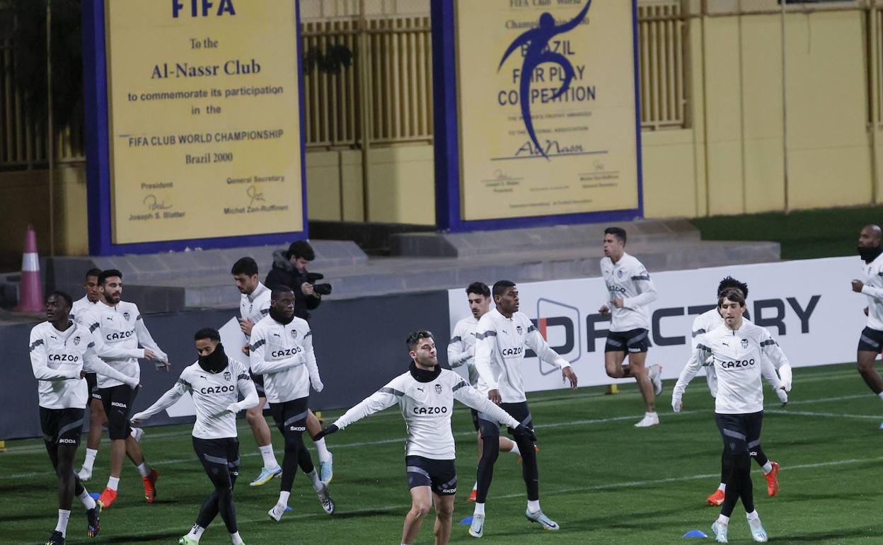 Los jugadores del Valencia, en el entrenamiento de ayer por la tarde en las instalaciones deportivas Al Nassr FC.