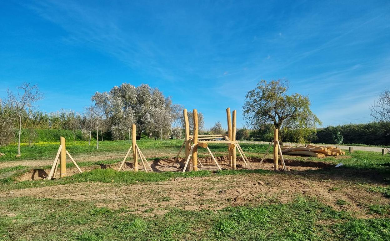 Instalación de juegos en el azud de Sueca. 