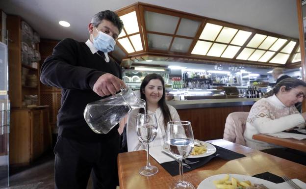 Bares y restaurantes, obligados desde ya por ley a ofrecer agua gratis a los clientes