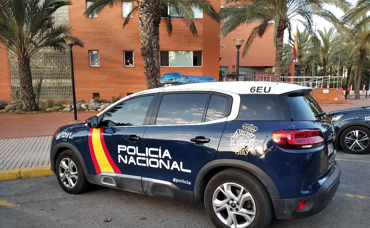 Un coche patrulla frente a la Comisaría de Elche. 