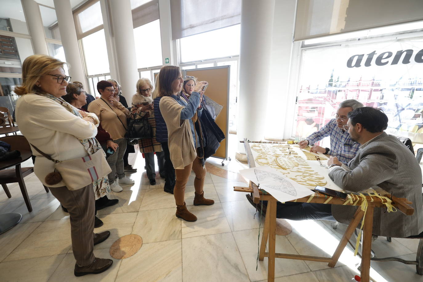 Fotos: Así ha sido el bordado del manto solidario de la Virgen