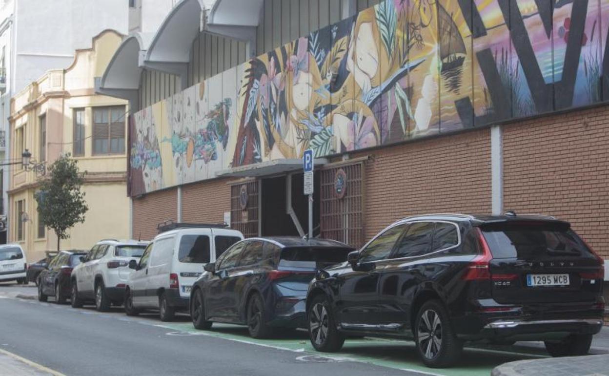 Coches aparcados junto al Mercado de Rojas Clemente.