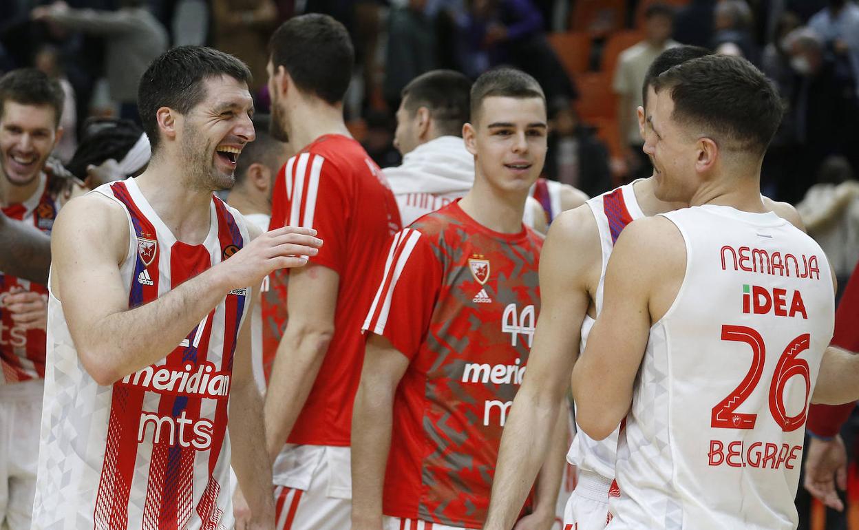 Nikola Topic, con el dorsal 44 en la camiseta, celebra la victoria del Estrella Roja en la Fonteta. 