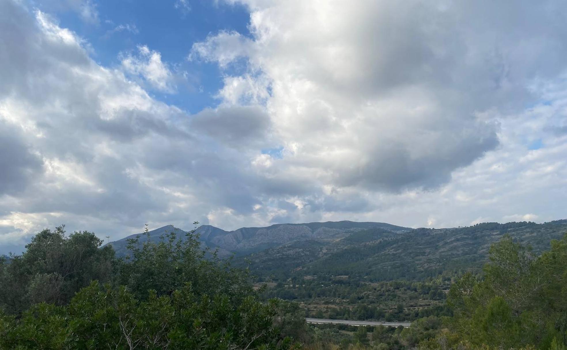 Vistas desde la ruta que recorre el río Gorgos. 