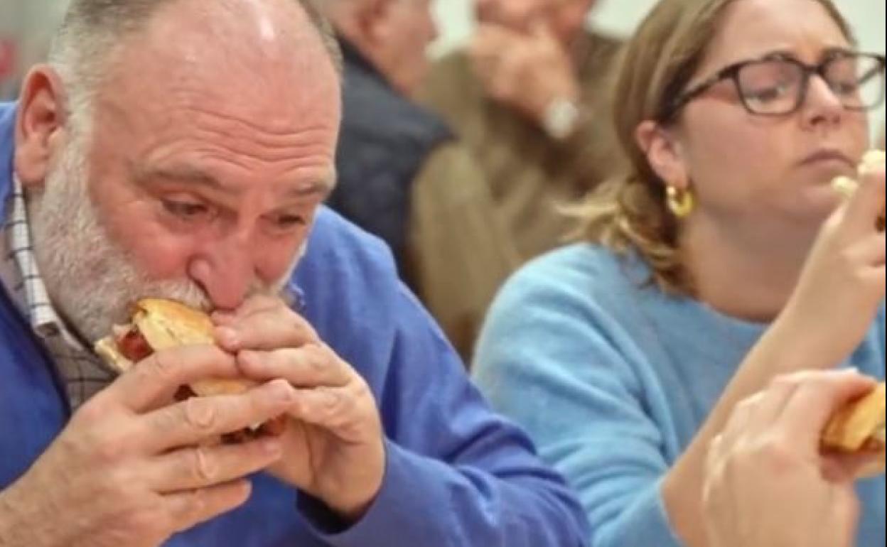 José Andrés se come un bocadillo junto a sus hijas en Casa Cent Duros (Borbotó).