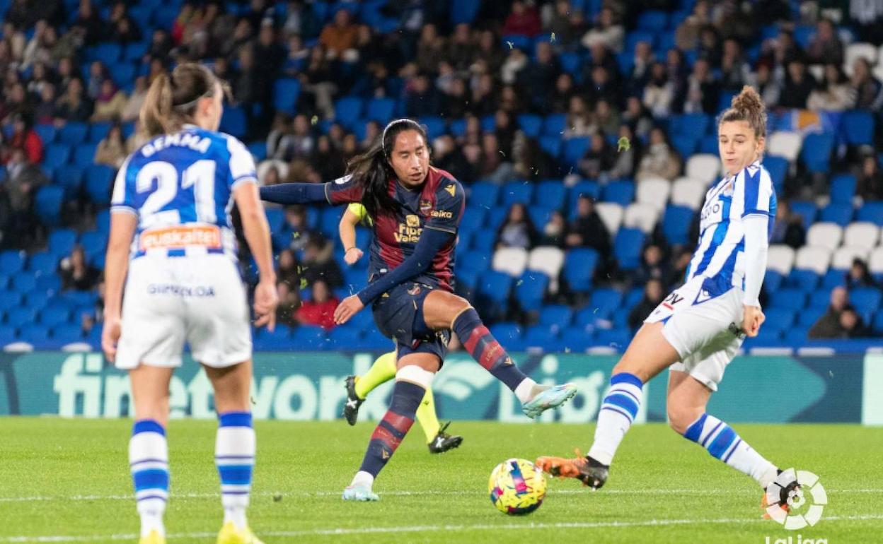 Mayra Ramírez durante un partido con el Levante Femenino.