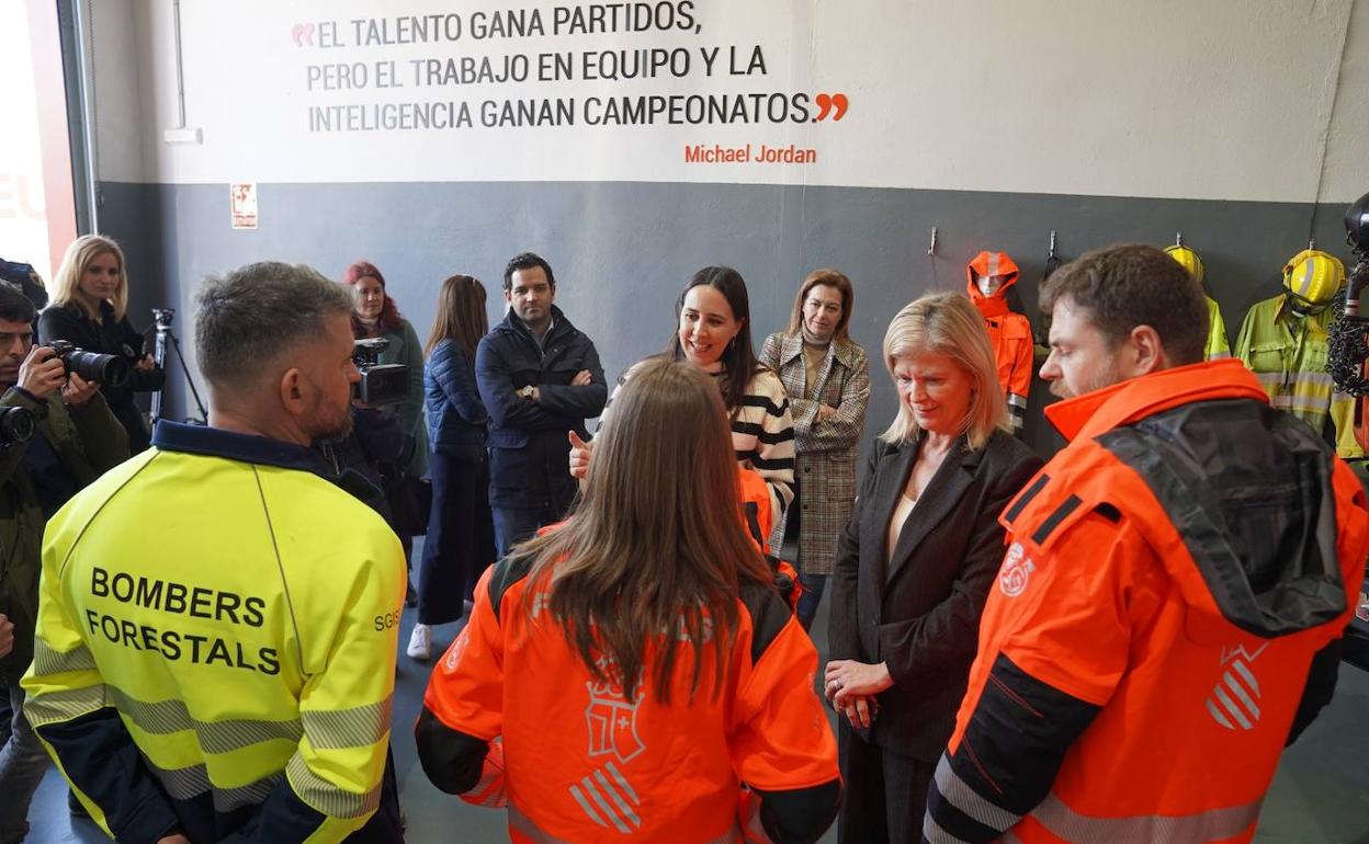 La consellera, Bravo, y el alcalde, Sagredo, visitan la Base. 