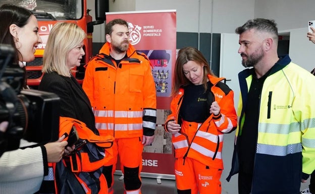 Imagen principal - Bravo conversa con los bomberos. 