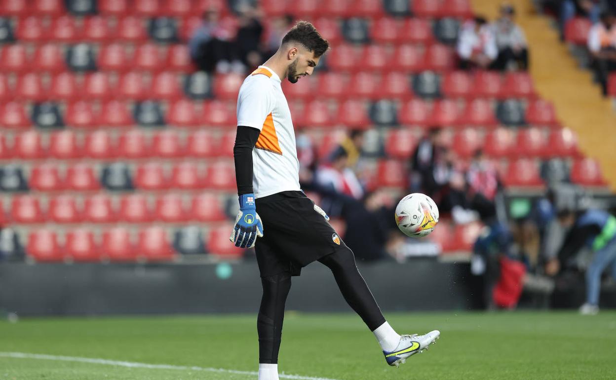 Mamardashvili, en un encuentro con el Valencia. 