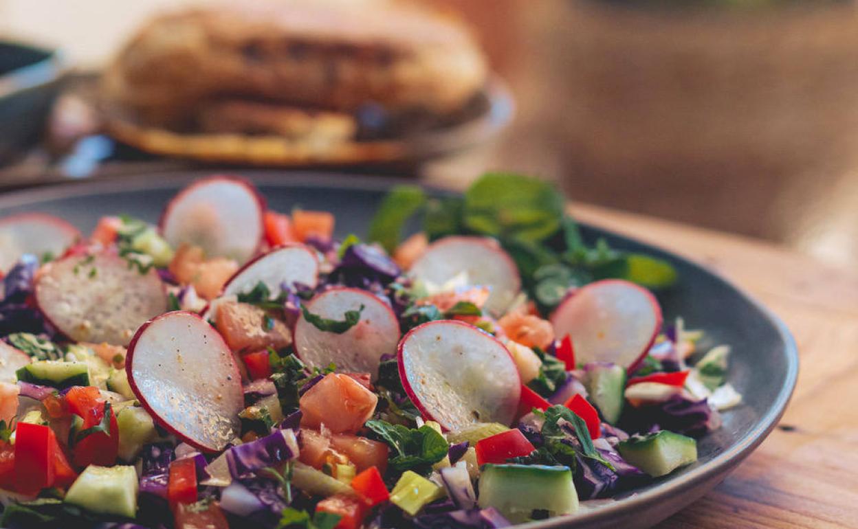 Ensalada fatuch, una receta libanesa llena de vitaminas