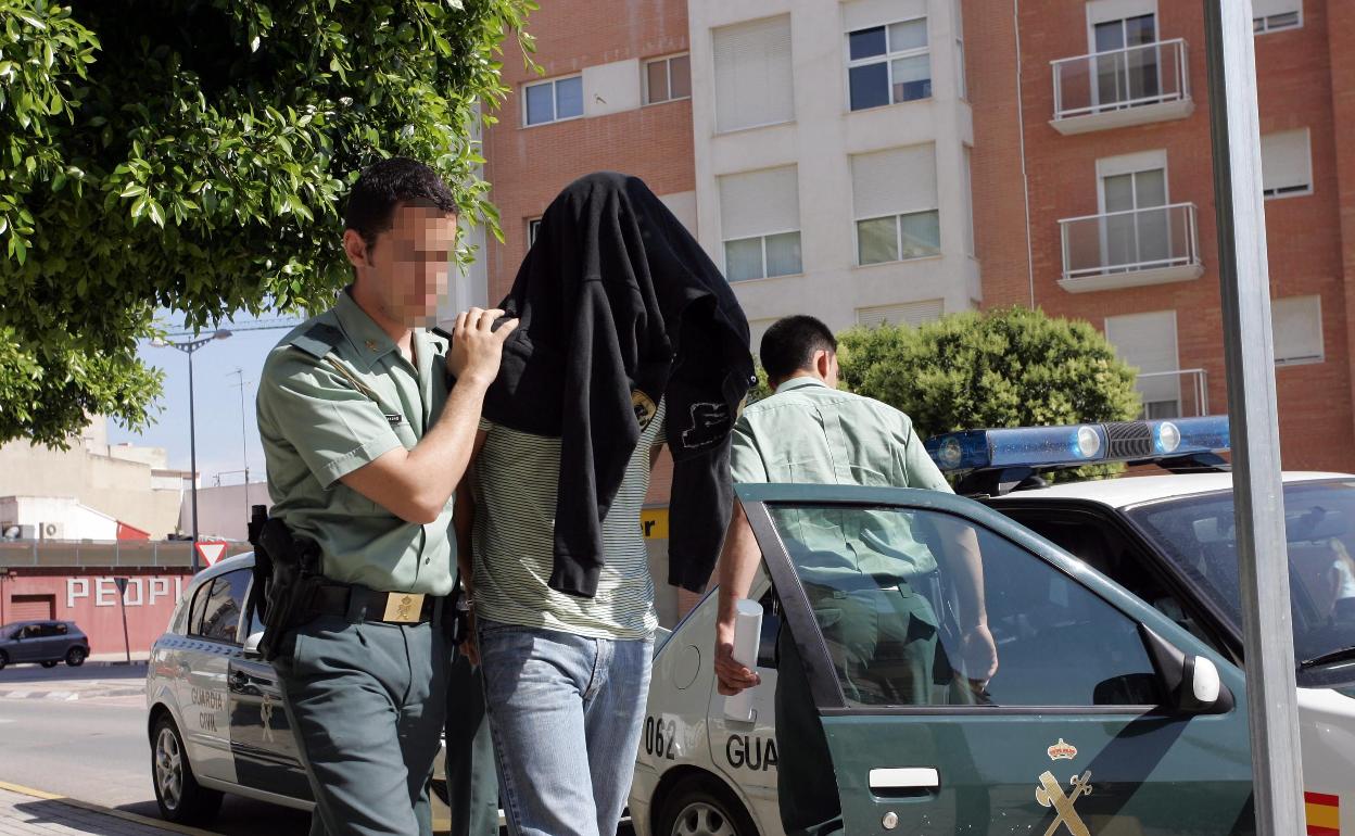 David M. R., el nuevo novio de Maje en prisión, trasladado a los juzgados de Sueca tras su arresto en 2008 por el crimen del joven Hugo Sáez. 