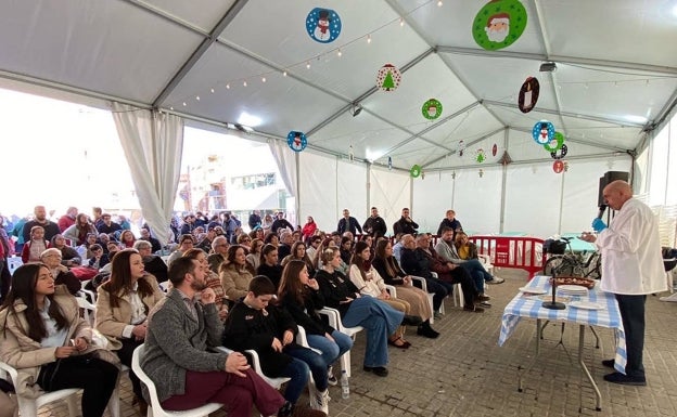 Imagen principal - Manolo Carratalá, explica la receta ante un numeroso público (arriba) y un showcooking en Fitur (bajo). 