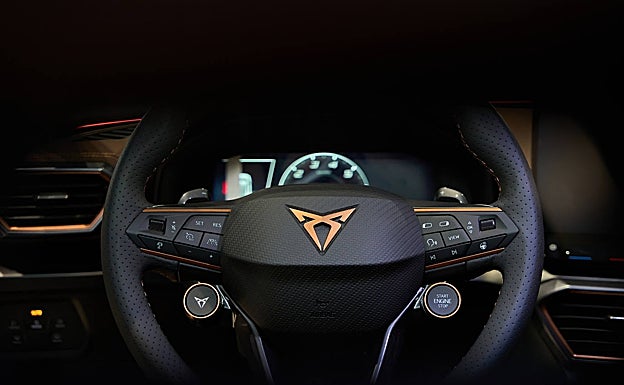 Detalles específicos en el volante, como el botón del modo más deportivo de Cupra en la parte izquierda.