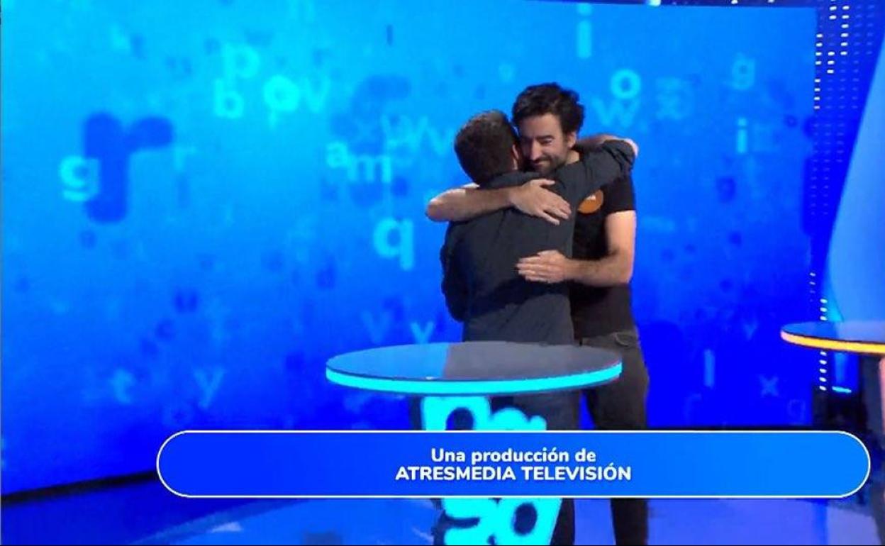 Abrazo entre Rafa y Orestes.