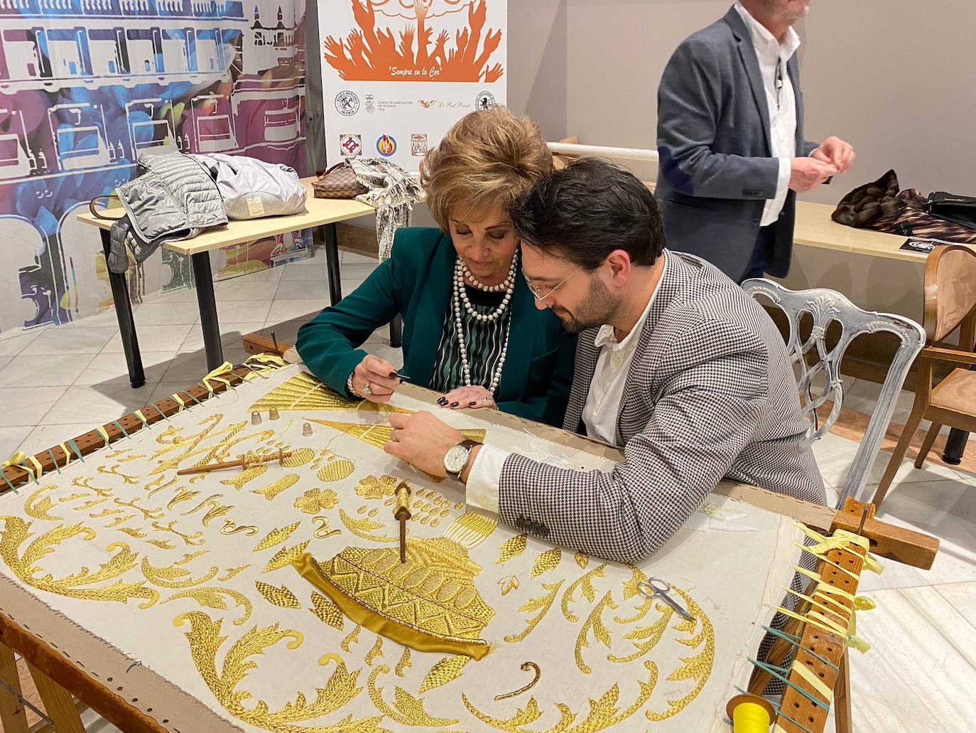 Amparo Lacomba y Jaime Guillem bordando el manto de la Virgen.