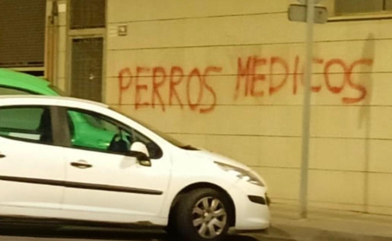 Pintada en el centro de salud de Castellón, que denuncia el sanitario en su cuenta de Twitter. 