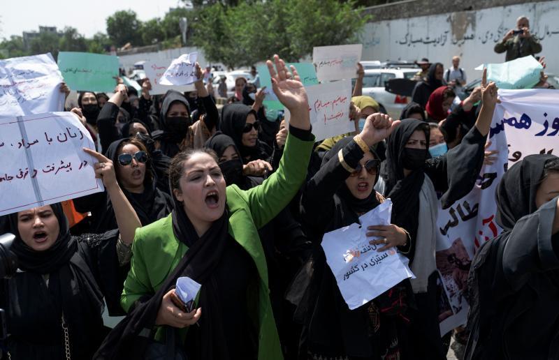 Mujeres afganas toman parte en una movilización en Kabul para reivindicar su derecho al trabajo