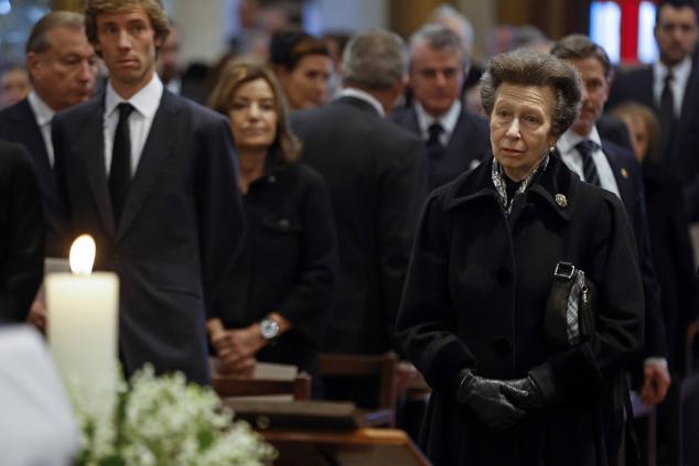 La princesa Ana de Inglaterra asiste al funeral de Constantino en la Catedral Metropolitana de Atenas.