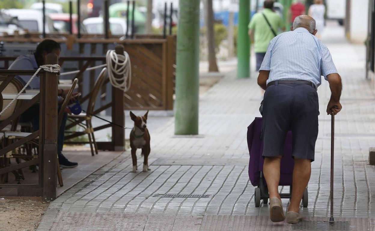 Un hombre mayor recorre una calle de Valencia.