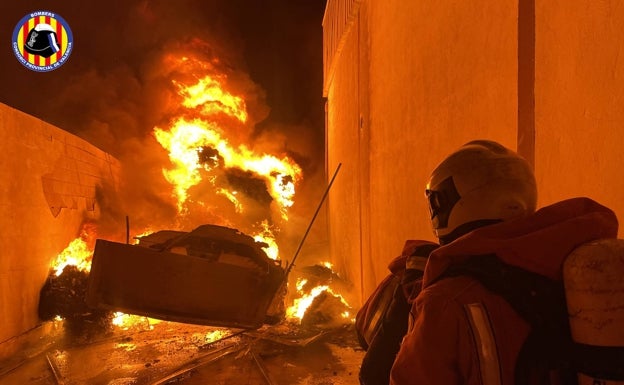 Imagen principal - Varios momentos de la actuación de los bomberos. 