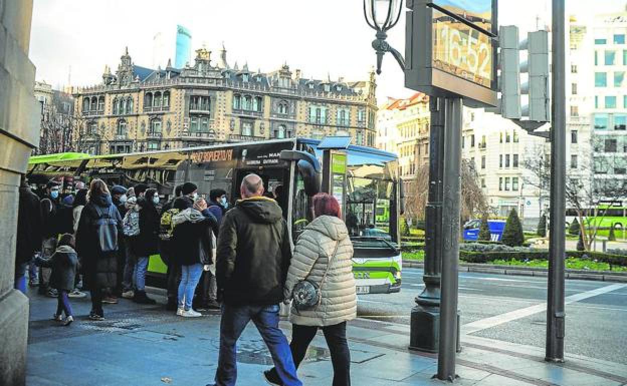 La agresión se produjo a la llegada de la unidad de Bizkaibus a la plaza Moyua. 