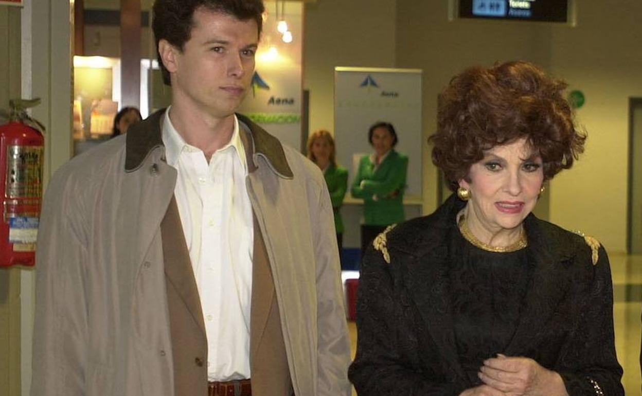 Javier Rigau y Gina Lollobrigida, en el aeropuerto de Manises. 