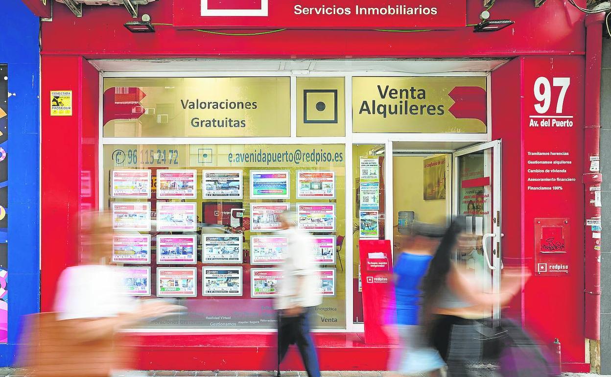 Las viviendas en alquiler en Valencia cada vez son menos y ello dispara sus precios. 