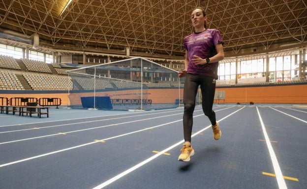 Imagen principal - Yurena Hueso prueba el nuevo tartán y, abajo, el exterior del Luis Puig y la pista de calentamiento, que también ha sido renovada. 