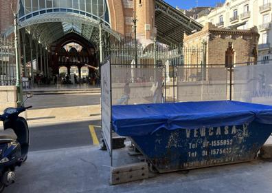 Imagen secundaria 1 - Suciedad en Valencia: así está la calle Colón | Los vecinos sonrojan a Ribó por el abandono de la calle Colón