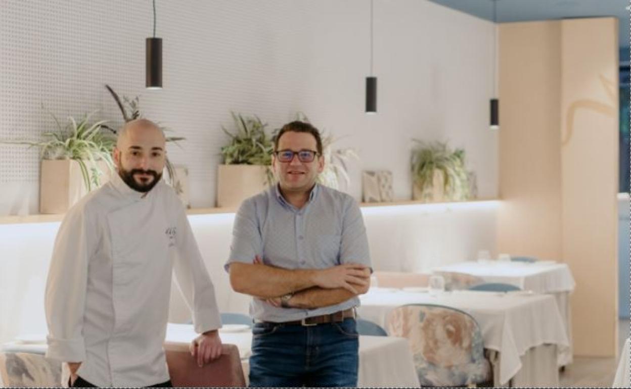 Los hermanos Marí, en el restaurante que regentan en Alcàsser.