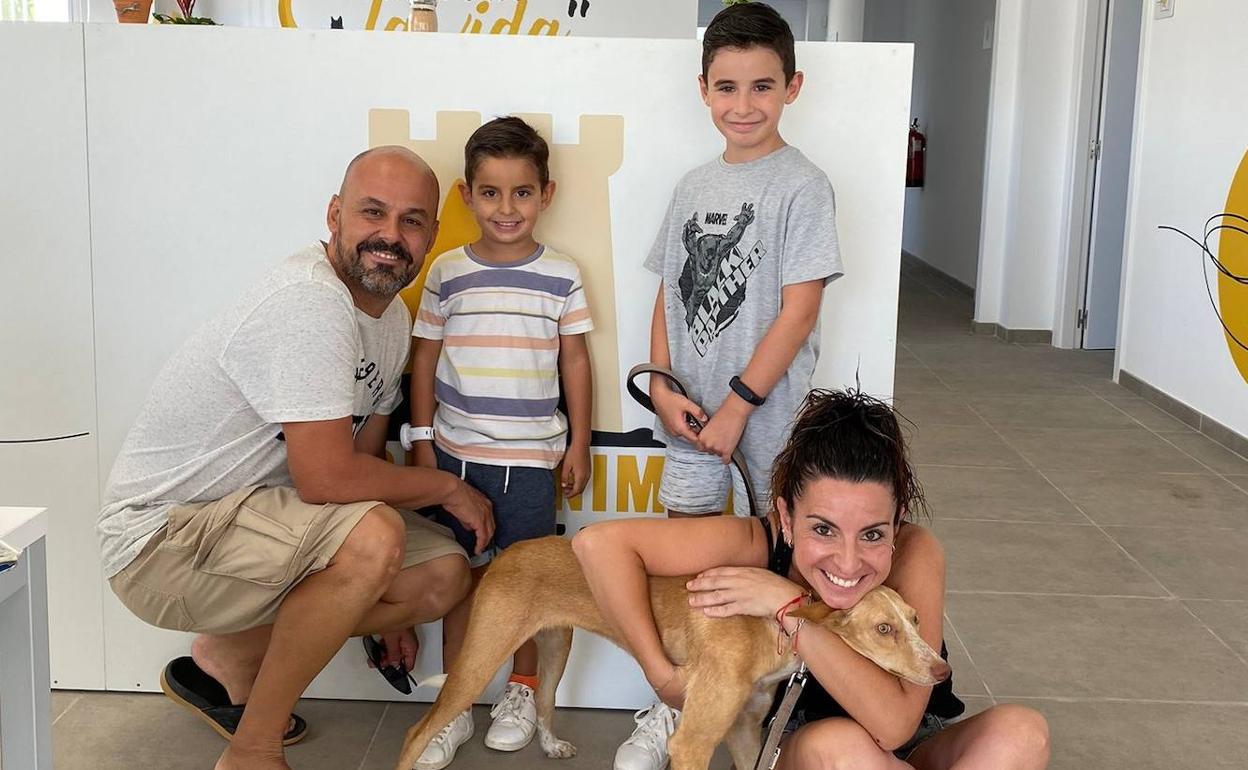 La familia adoptante de Candela, uno de los animales del refugio. 