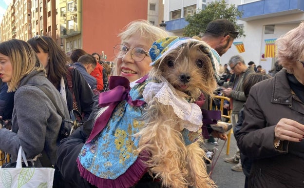 Mati Soler, con su perrita Mia, vestida de valenciana. 