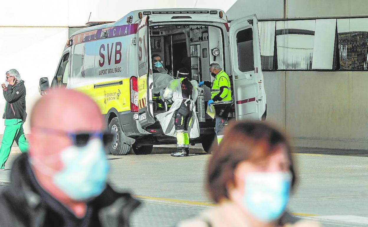 Personal sanitario traslada a un paciente en una ambulancia.