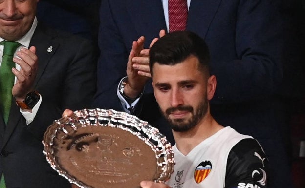 Gayà, con el trofeo de Subcampeón de Copa en La Cartuja en 2022. 