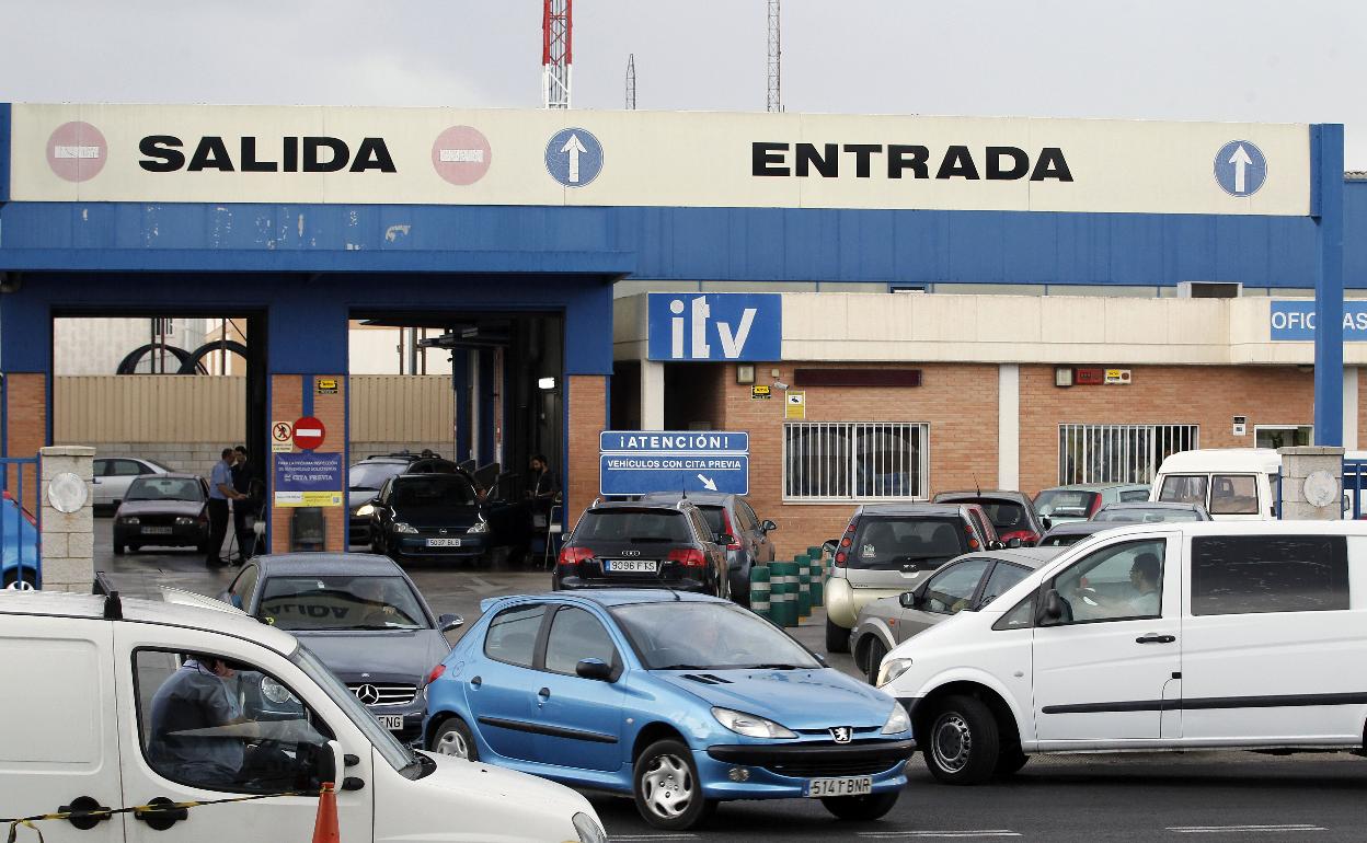 Varios vehículos en la estación de la ITV en Vara de Quart. 