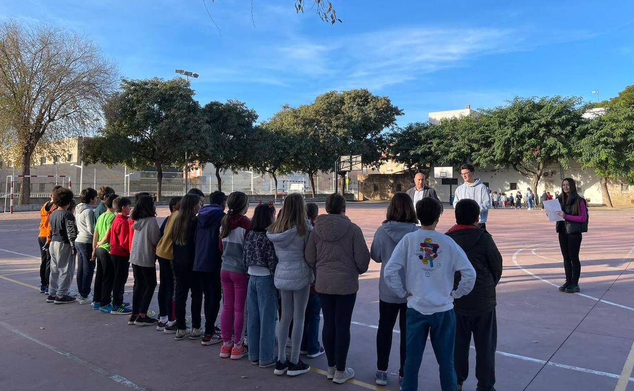 Los alumnos en la escuela de Navidad. 